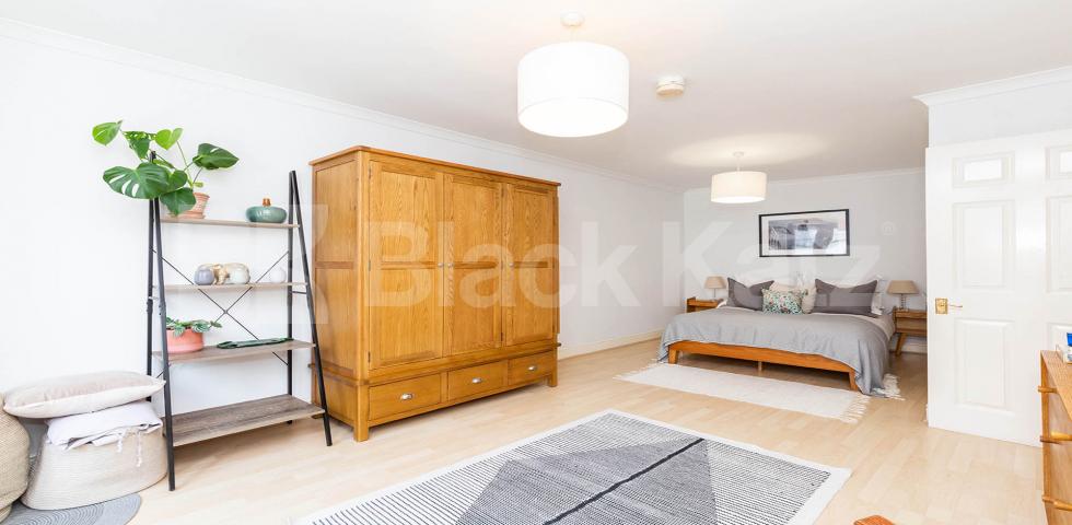 Situated in a prime location the property offers a sun trap roof terrace Swan Yard, Highbury & Islington 